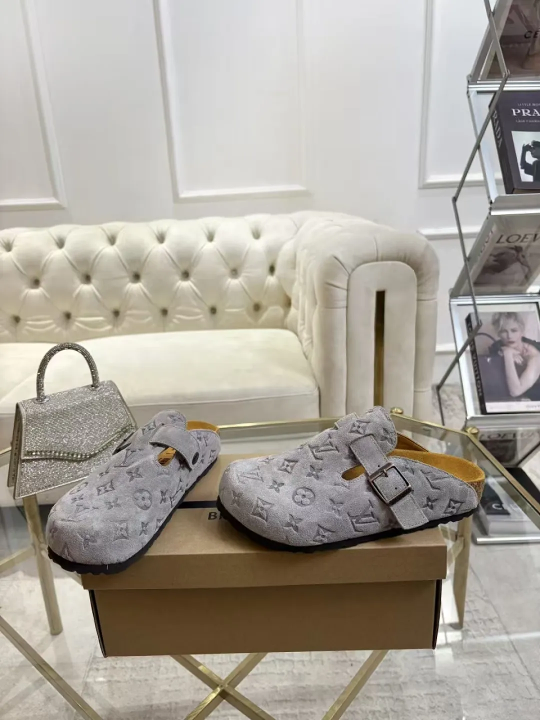 Women's p560 Men's p580 ✨ LV couple's toe-cap slippers | Full of high-end feel, you can walk with wind! ✨ This pair of LV classic toe-cap slippers is simply a "walking grass-planting machine"! Original three-dimensional embossed cowhide + cowhide fabric, the texture is high-end at first glance, and you will become a rich daughter/son in seconds ~💅 🌟 Why must you join TA? ✔️ Original embossed cowhide - clear texture but not cheap, classic presbyopia yyds ✔️ Belt buckle + metal logo - ecstatic control of details, exquisite to the heel! ✔️ Sheepskin lining + cushioned footbed - it feels like stepping on clouds ☁️, and you won’t feel tired when you go shopping~ ✔️ Non-slip rubber sole - walking is as stable as a mountain, and you are not afraid of slipping on rainy days!  👫 The best outfit for couples: Whether it’s shorts, T-shirts👕 or long skirts and suits👗, pairing these shoes with each other will immediately create a lazy and high-end atmosphere! Everyday outings/vacations, no matter what you shoot, it will look like a blockbuster📸🔥 The texture and foot feel that only the higher version can have, it is not a hit or a hit! Heartbeat is not as good as action. True love is true when both pairs are in pairs~💖 #LVcoupleslippers #高色综合 #好看不狠的 Feet #couples’ must-have